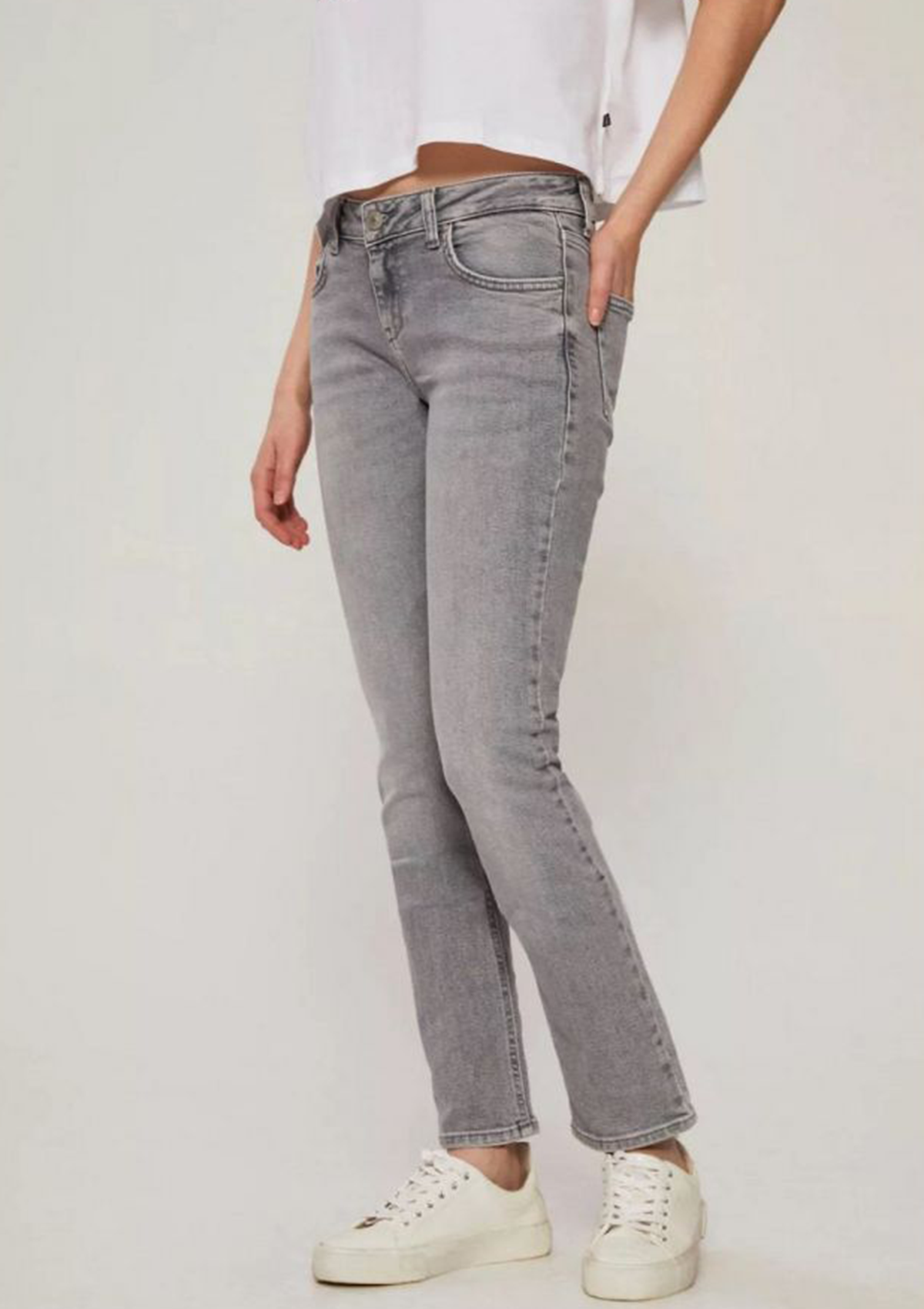 Aspen Y Silvina Undamaged Mid Rise Slim Straight Jean