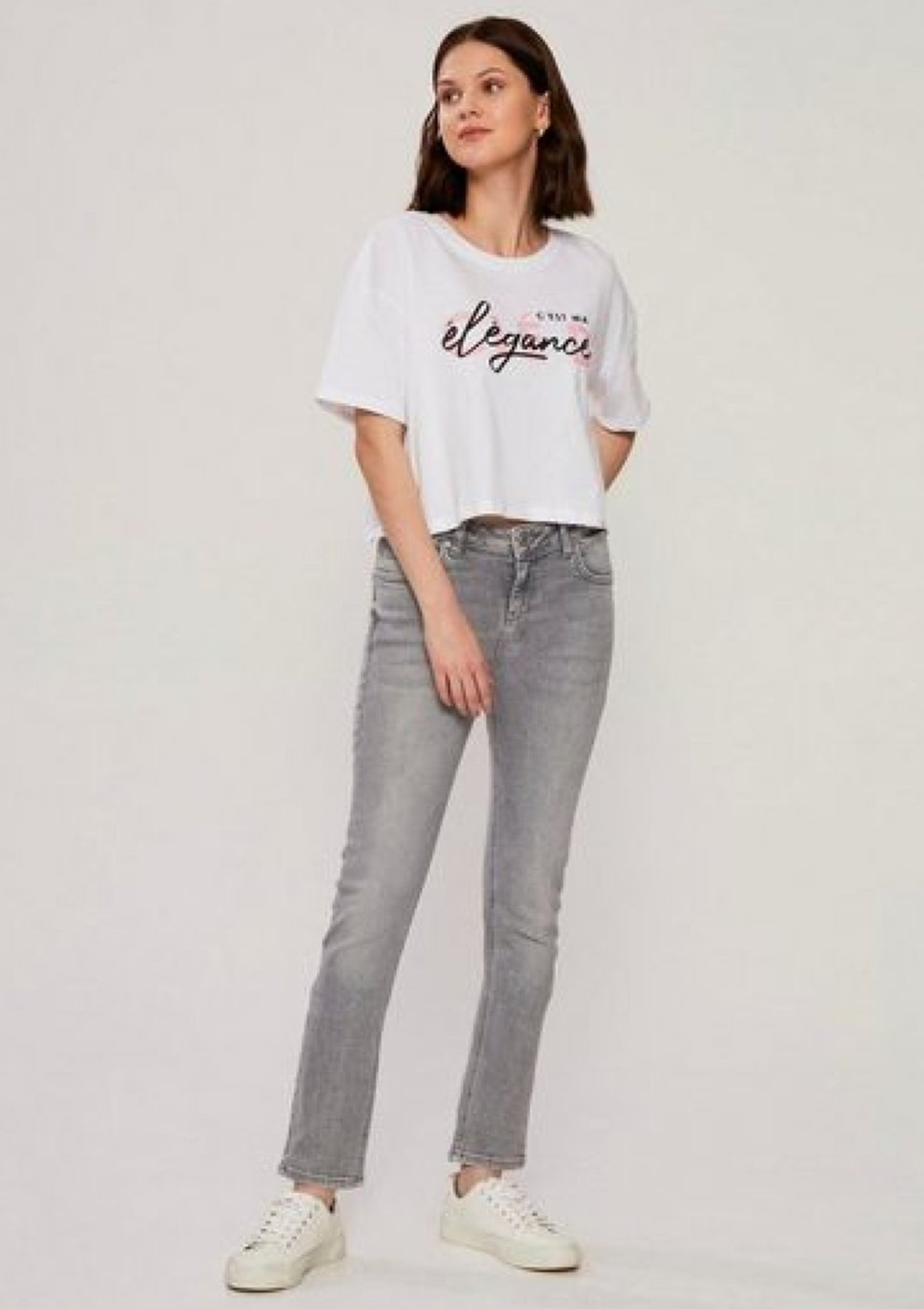 Aspen Y Silvina Undamaged Mid Rise Slim Straight Jean