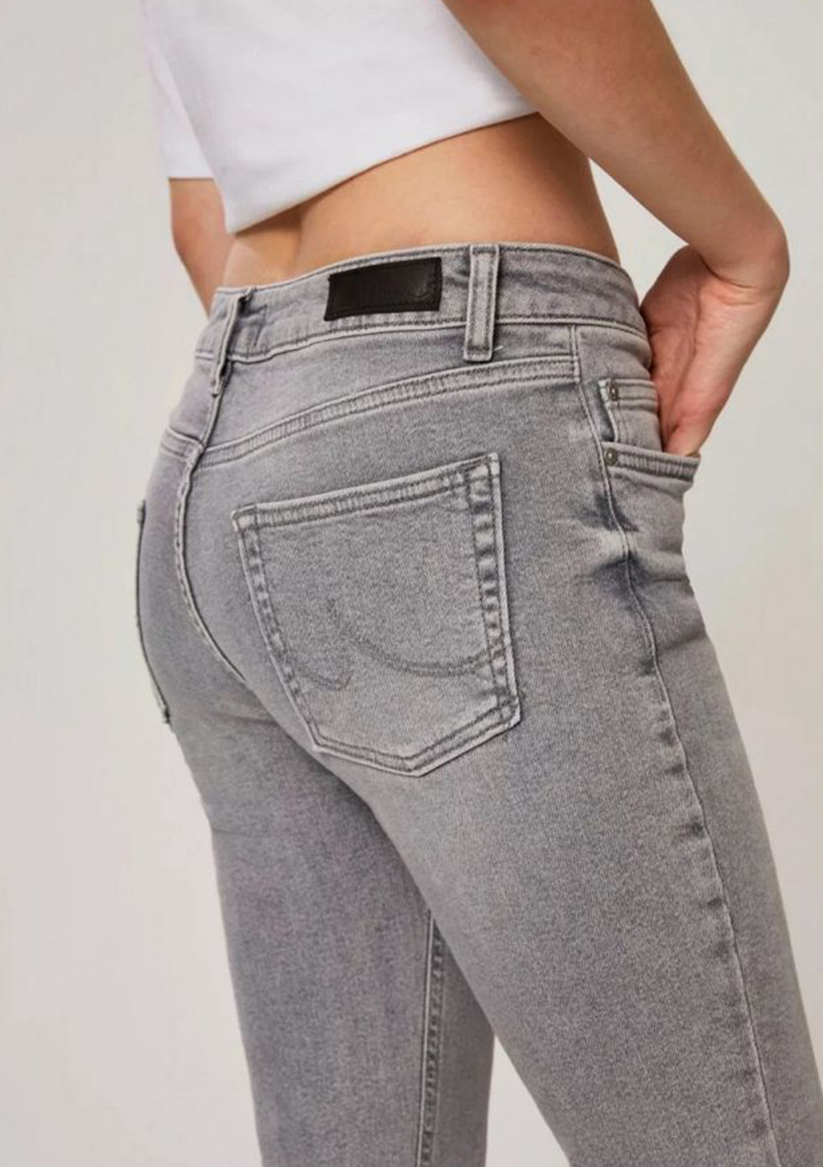 Aspen Y Silvina Undamaged Mid Rise Slim Straight Jean